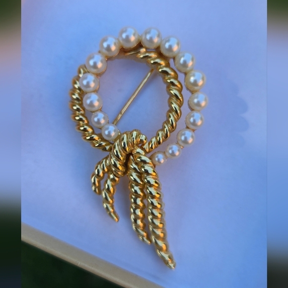 Crown Trifari Elegant Gold and Pearl Brooch - Picture 10 of 15